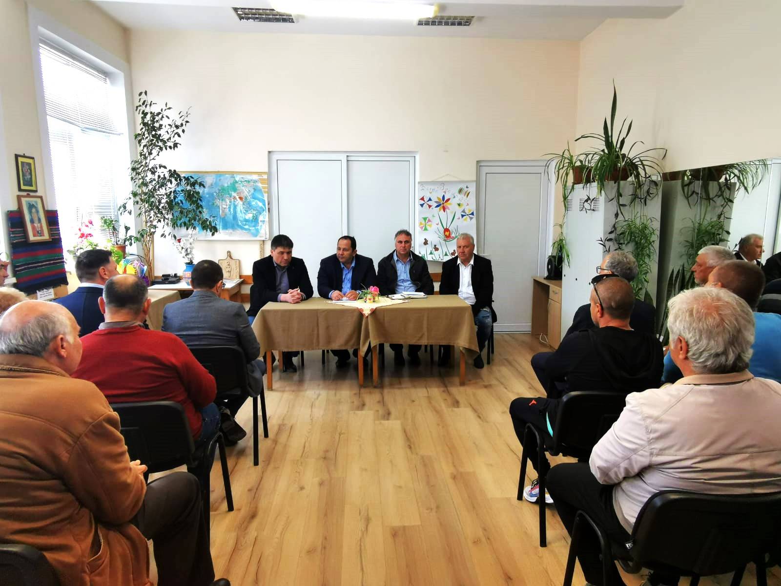 В срещата участие взеха над 30 земеделски производители от селата Зетьово, Ценово, Гита, Държава, Свобода и други населени места от Община Чирпан